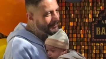 حفيد جديد.. صورة أحمد الفيشاوي مع رضيع تثير تساؤلات الجمهور حول هويته